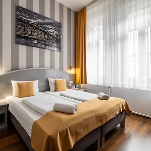 Full Moon 3* Budapest